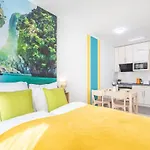 Close To Center - Balcony - New - Aircon 아파트