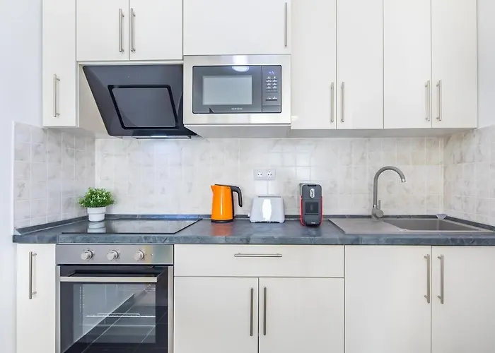 Appartement Close To Center - Balcony - New - Aircon *